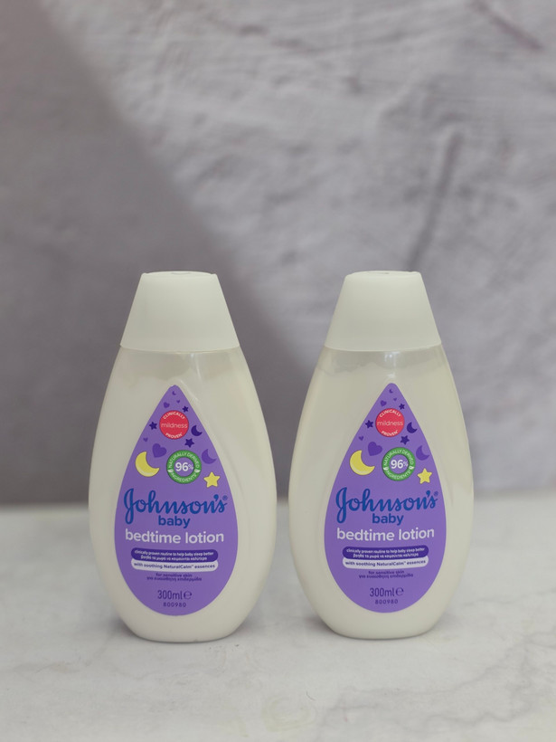 لوسیون بدن کودک johnسون مدل Bedtime Lotion ، مخصوص قبل از خواب کودک ، حاوی عصارههای NaturalCalm برای آرامش و راحتی کودک ، مناسب پوست حساس کودک ، با حجم 300 میلی(واردات قانونی از منطقه آزاد ارس)