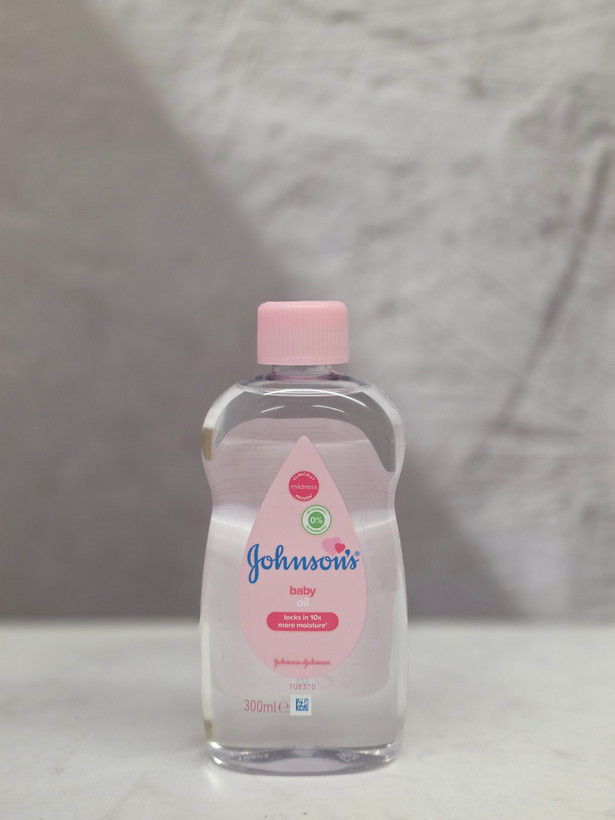 روغن کودک johnسون مدل Baby Oil ، مناسب برای انواع پوست کودک به ویژه پوست های خشک و حساس ، با حجم 300 میلی(واردات قانونی از منطقه آزاد ارس)